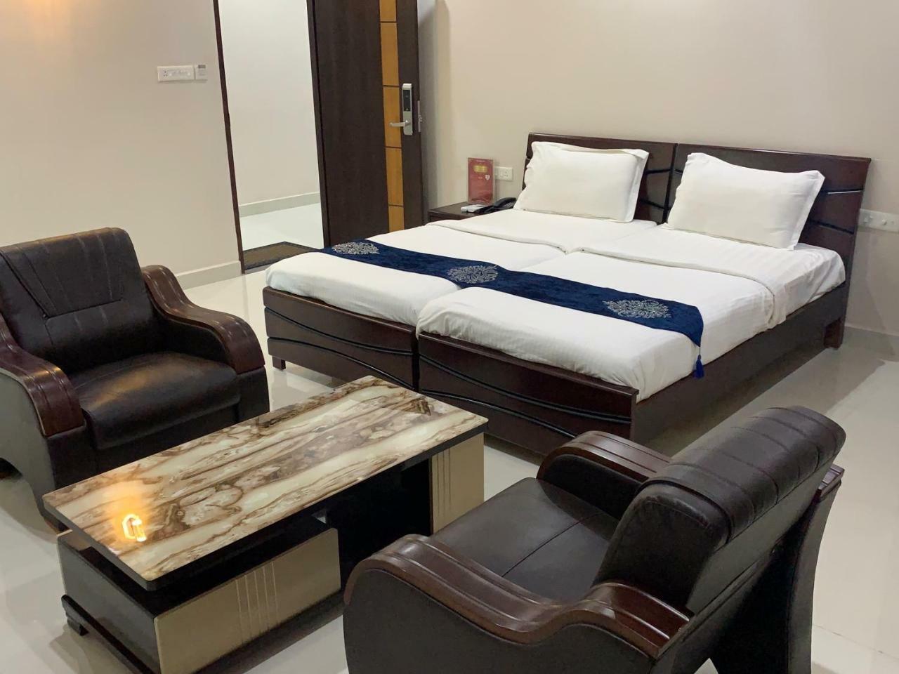 Jnr Grand Hotel Madanapalle Eksteriør billede